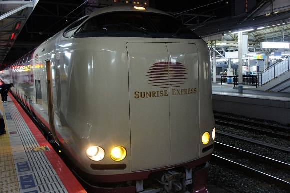 Поезд Sunrise Express — плацкарт по японски