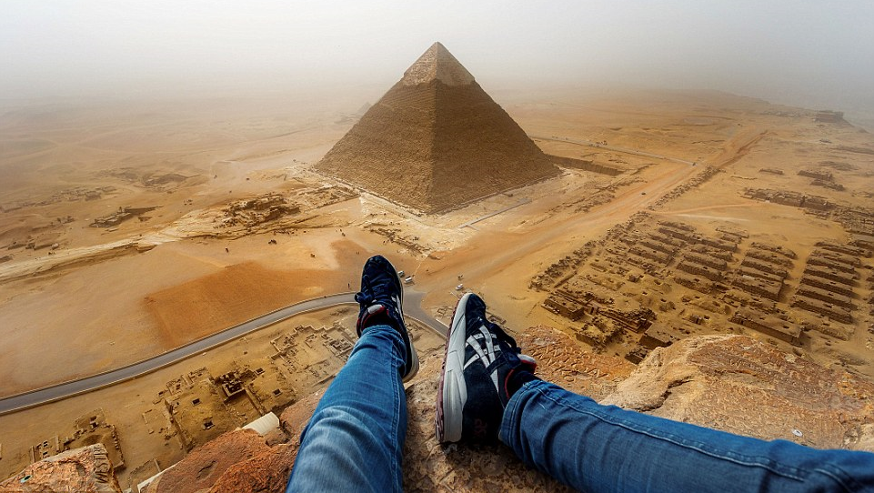 18-летний парень взобрался на вершину пирамиды в Гизе