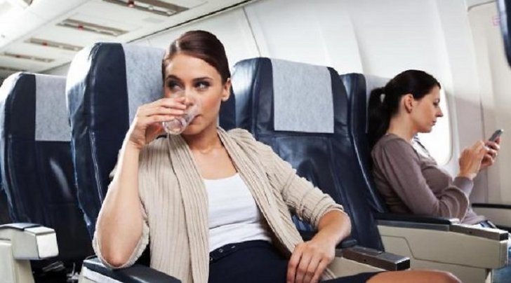Какой напиток не следует пить в самолете