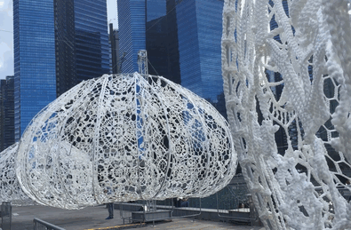 Огромные вязаные шары в Сингапуре