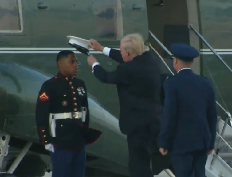 Трамп помог вернуть пехотинцу фуражку, после того, как её сдуло ветром