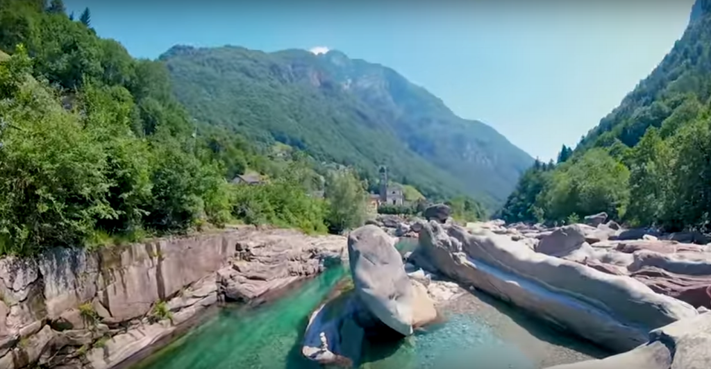 Деревня в Альпах терпит нашествие туристов после вирусного видео