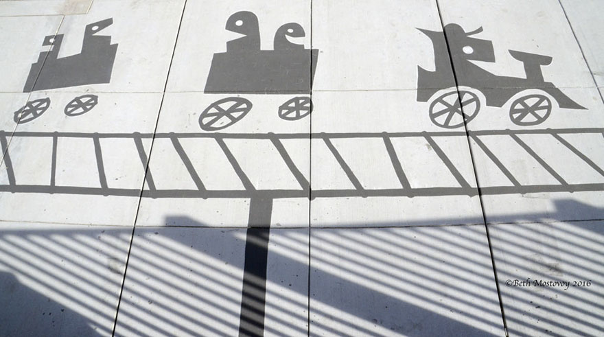 Уличный художник дорисовывает придуманные тени реальным предметам