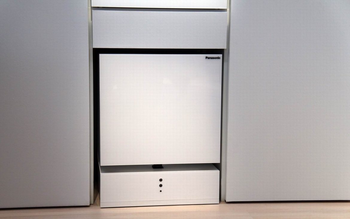 Японцы изобрели холодильник, который приезжает на зов хозяина