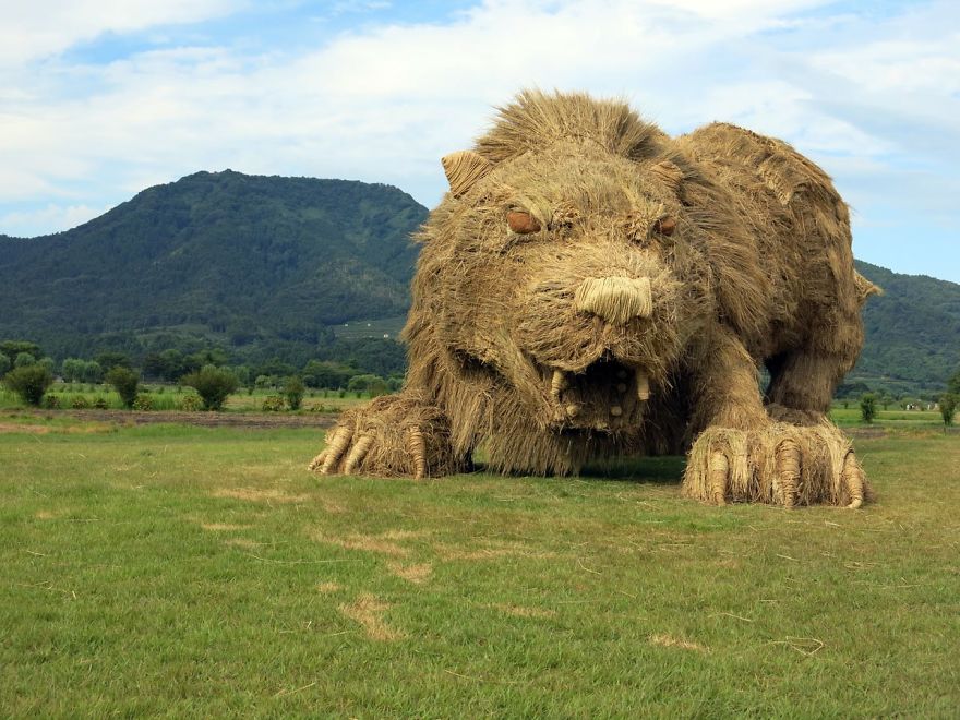 На полях Японии появились гигантские животные