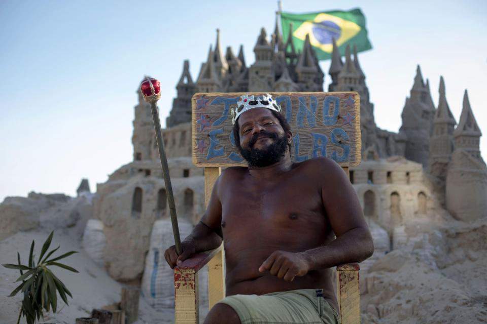 В Бразилии мужчина 22 года живет на пляже в песчаном замке