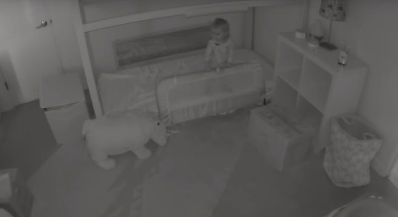 С помощью камеры родителям удалось выяснить причину ночных приключений ребенка