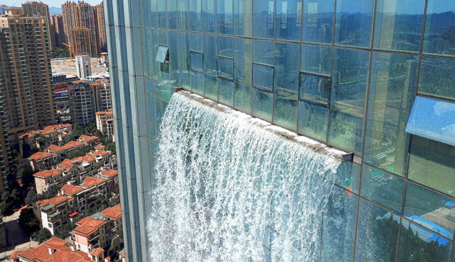 В Китае построили здание с собственным 108 метровым водопадом